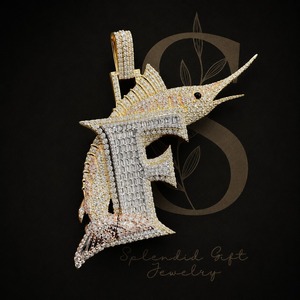 Pendentif Lettre F de luxe, motif Marlin et Poisson-sabre, serti de Moissanite taillée, en Argent Sterling finition Or, Bijou Hip Hop audacieux et brillant - Product Image 1