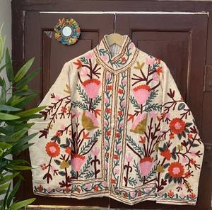 Veste vintage en velours Suzani brodée à la main, style bohème, idéale pour les fêtes, les voyages et les occasions spéciales. - Product Image 5