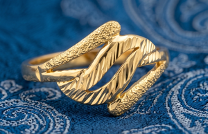 DIVYORO Anillo clásico texturizado abstracto chapado en oro de 22 quilates para hombre - Product Image 4