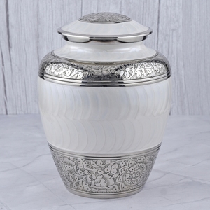 Urne funéraire pour adultes en laiton, gravure florale blanche et argentée, surface polie, pour cendres humaines, urne commémorative pour enterrement. - Product Image 1