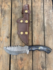 Couteau de chasse Tracker à pointe droite en acier Damas à motif personnalisé, fait main, à lame fixe, pour bushcraft, camping et survie, avec étui en cuir - Product Image 4