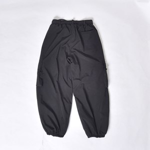 Pantalon de ski noir avec détails aux genoux en vinyle à carreaux, multiples poches de rangement et bas de pantalon ajustables - Product Image 1