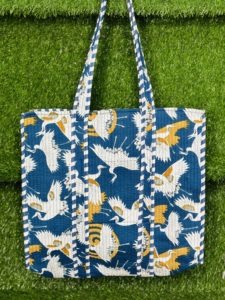 Bolso tote hecho a mano con estampado de grullas en azul marino, blanco y mostaza, bolso tote de hombro de algodón acolchado, grande, para viajes diarios, compras. - Product Image 5
