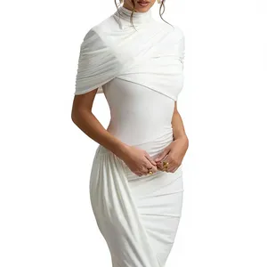 Cette élégante robe longue présente un col haut sophistiqué avec un style croisé drapé sur le devant. Robe longue blanche drapée à l'avant. - Product Image 6