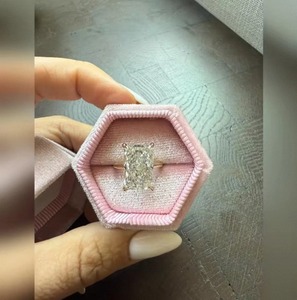 Bague de luxe en diamant de laboratoire taille radiant pour femme, or, cadeau de fiançailles et de mariage, disponible en 9K, 14K, 18K avec certificat IGI SGL - Product Image 4