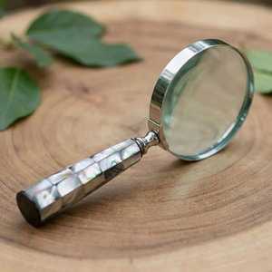 Loupe de lecture vintage avec poignée en nacre, lentille 10X, cadre métallique argenté, style antique, loupe de poche - Product Image 1