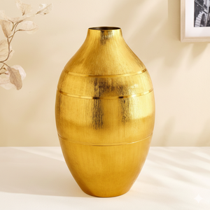 Jarrón cilíndrico moderno de metal dorado cepillado con banda central martillada, jarrón de suelo de lujo, minimalista, resistente al óxido, hecho a mano - Product Image 1