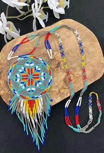 Ensemble collier et boucles d'oreilles modernes, conçu pour un style chic décontracté et des tenues habillées. - Product Image 6