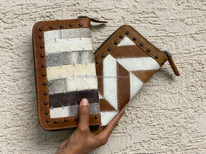 Bolso de mano con parche de piel de vaca para mujer, cartera elegante - Product Image 2