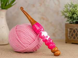 Gancho de Ganchillo de Madera Hecho a Mano con Mango de Resina Rosa para Tejer y Hacer Manualidades - Product Image 1