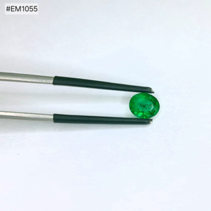 Elegante Esmeralda Ovalada Natural de Zambia, Selección de Esmeraldas, 0.88ct, Gema Suelta Premium con Acabado Superior para Joyería - Product Image 1