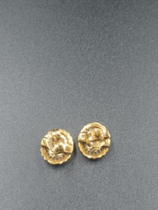 Pendientes Clásicos de Plata Chapada en Oro con Piedra Verde Corte Esmeralda y Halo de Diamantes Redondos de Corte Brillante para Mujer - Product Image 5