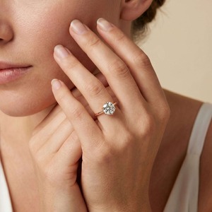 Anillo de Compromiso Solitario de Lujo con Diamante Cultivado en Laboratorio de 3 Quilates, Corte Brillante Redondo, en Oro de 14K, con Seis Puntas Tipo Catedral, para Mujer - Product Image 6