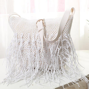 Expresa tu estilo artístico y salvaje con este elegante bolso de hilo natural con detalles de flecos fluidos y un agarre de cuero resistente. - Product Image 1