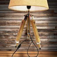 Lampe de bureau de table en bois d'artisanat en bois vintage nautique avec support de trépied parfait pour les panneaux muraux décor à la maison