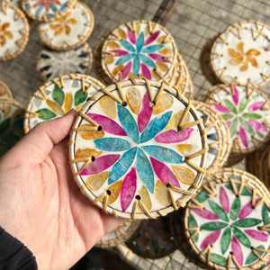 Sous-verres en rotin nacre de 4 pouces avec incrustation de coquillage floral, tapis de boisson tissés style bohème, dessous de tasse, décoration de table côtière, cadeau de pendaison de crémaillère - Product Image 1