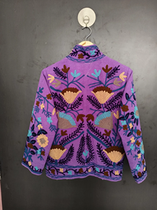 Chaqueta de Invierno Acolchada Bordada Suzani de Lana Morada, Patrones Florales Cosidos a Mano, Manga Larga, para Mujer - Product Image 2