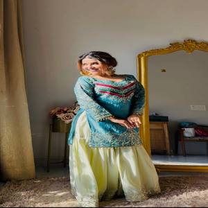 VASTRA COTTAGE Conjunto Kurti de Fiesta de Diseño para Mujer con Top Premium de Bordado de Lentejuelas Pesadas, Palazzo y Dupatta de Organza Tabi - Product Image 2