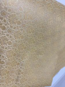 Tissu en soie brocart doré tissé de qualité supérieure, motif floral jacquard cachemire, poids moyen, pour saris, vêtements de mariée, mode et décoration - Product Image 2