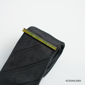 Barrette de cravate élégante pour homme en agate verte à facettes, pierre précieuse Feng Shui, plaquée or 18 carats – KCVDAXLG003 |   Collection Tinh Vu |   Vietnam - Product Image 2