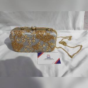 Sac à main Minaudière pour femme, fait main, unique, durable, en tissu cousu, avec bijoux fantaisie d'inspiration vintage - Product Image 5