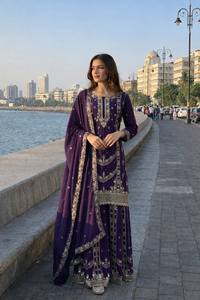 Kurti corto con bordados elaborados, pantalones sharara plisados acampanados y dupatta con trabajo de calado, conjunto de 3 piezas - Product Image 3