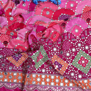 Tela crepé natural con estampado geométrico de espejos en magenta rosa y borde grueso para kurtis de diseñador y vestidos étnicos. - Product Image 2