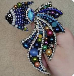 Broche de Diseño con Bordado y Cuentas, Intrincado Trabajo Artesanal, Elegante Broche Floral Bordado a Mano con Cuentas para Bodas - Product Image 4