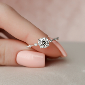 แหวนหมั้นเพชรทรงกลมเจียระไนแบบบริลเลียนท์ทองคำ 14K สำหรับผู้หญิง ประดับเพชรด้านข้าง สไตล์คลาสสิก - Product Image 1