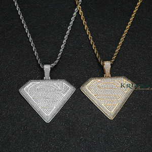 Pendentif Bouclier Superman en Argent 925 Plaqué Or 18K avec Moissanite Ronde Taille Brillant, Unisexe, Luxe, Usage Quotidien - Product Image 1