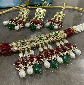 Ensemble collier et boucles d'oreilles de mode Kundan en or plaqué or de qualité supérieure avec perles Moissanite et Tikka pour femmes, idéal pour les mariages - Product Image 2