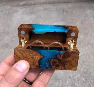 Boîte à bague tendance de luxe haut de gamme à fente unique en bois et résine bleue pour mariages, fiançailles et propositions de mariage, rangement de bijoux unique en gros - Product Image 6