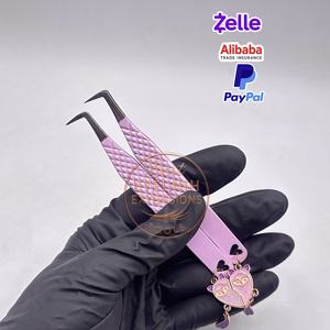 Pince à épiler professionnelle à pointe en fibre pour extensions de cils, revêtement poudré rose vif à 90 degrés, personnalisable avec logo, outil de beauté pour porte-clés - Product Image 5