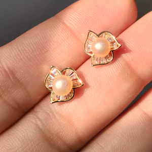 ต่างหูมุกลายดอกไม้อินเทรนด์น่ารักสวมใส่ในชีวิตประจำวันเครื่องประดับมุกชุบทอง - Product Image 1