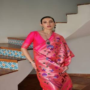 Sari Paithani en soie Banarasi douce VASTRA COTTAGE avec broderie Zari, pallu Paithani, bordure Meena, pompons fantaisie et pièce de tissu pour la blouse - Product Image 2