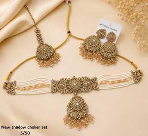 Ensemble de bijoux ethniques de haute qualité plaqué or, en alliage, avec cristaux et strass, collier, boucles d'oreilles et Maang Tikka, pour femmes, mariage indien - Product Image 1