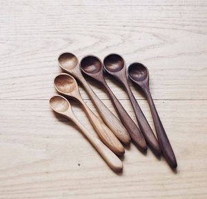 Ensemble d'ustensiles de cuisine en bois faits à la main et écologiques avec cuillère à salade et cuillère ajourée - Product Image 5