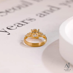 Anillo de compromiso unisex chapado en oro con moissanita redonda brillante y corte de corazón y pera, engaste de garras, joyería de boda - Product Image 1