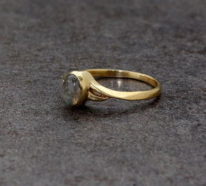 Bague artisanale en laiton plaqué or 18 carats avec labradorite ovale minimaliste sertie clos, style bohème vintage, pierre naturelle pour femme - Product Image 1