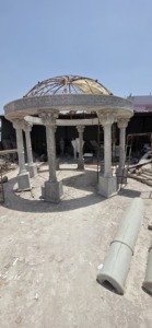 Gazebo Clásico Redondo para Jardín con Cúpula de Hierro Fundido y Columnas Blancas para Uso en Exteriores - Product Image 5