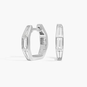 Boucles d'oreilles Huggie en or blanc avec diamants de laboratoire taille baguette - Product Image 2