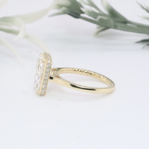 Anillo de Compromiso de Diamante Cultivado en Laboratorio con Corte Radiante en Oro Amarillo para Mujer, con Diamantes Laterales Cultivados en Laboratorio, Bisel Clásico, Solitario, Anillo de Boda de Lujo - Product Image 2