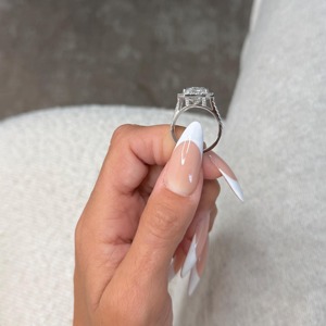 Bague de fiançailles pour femme KRISHNAVII avec diamant de laboratoire taille radiant, plaqué or 18 carats, style classique, modèle KRR-144 - Product Image 6