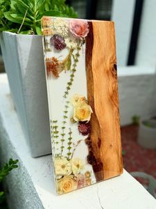 Planche à découper décorative en résine et bois avec fleurs pressées, tranches d'orange et poignée en queue de poisson - Product Image 5