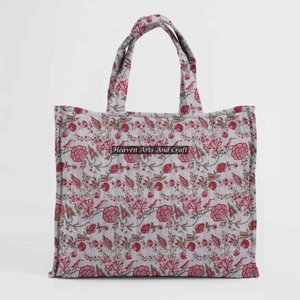 Meilleure vente Sac fourre-tout matelassé carré imprimé à la main pour femmes de grande capacité disponible au prix d'usine - Product Image 1