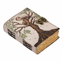 Carnet vintage fait main en cuir imprimé UV avec reliure cousue, motif Arbre de Vie en relief, journal vierge avec fermoir et bordures festonnées