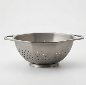 Passoire en acier inoxydable avec trous de drainage à motif étoile et poignées doubles sur les côtés - Product Image 1