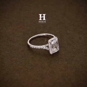 Bague de fiançailles de luxe en or blanc 14 carats avec diamant de laboratoire taille émeraude 2,0 carats VVS1 DEF, halo et anneau fendu, pour femme - Product Image 3
