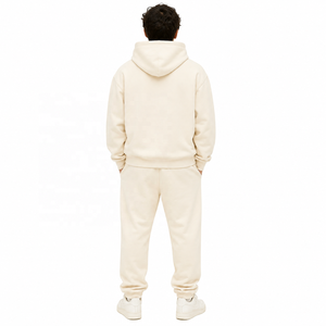 Conjunto Deportivo de Felpa Beige para Hombre con Sudadera con Capucha Suave, Pantalones Deportivos de Pierna Recta y Estilo Urbano Minimalista - Product Image 3