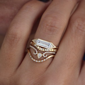 Bague de mariage en or 14 carats avec diamant de laboratoire, motif flèches courbées, chevron en V, bague d'éternité délicate, bijou de côté, cadeau d'anniversaire - Product Image 3